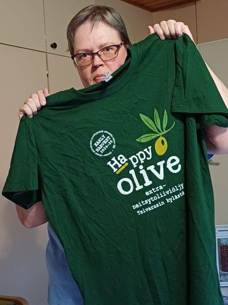 Kuva numero 2 jossa Happy Oliven asiakas on ottanut kuvan Happy Olive T-paidastaan.